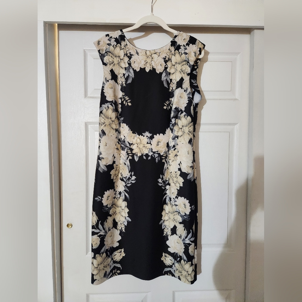 👻 5 For $25 Chetta B Elegant Black and Cream Floral Midi Dress